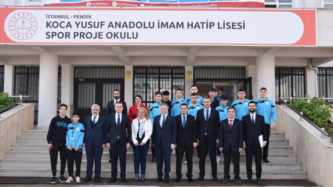 İstanbul Valimiz Sn. Davut Gül, Koca Yusuf Anadolu İmam Hatip Lisesi Spor Proje Okulumuzu ziyaret etti.