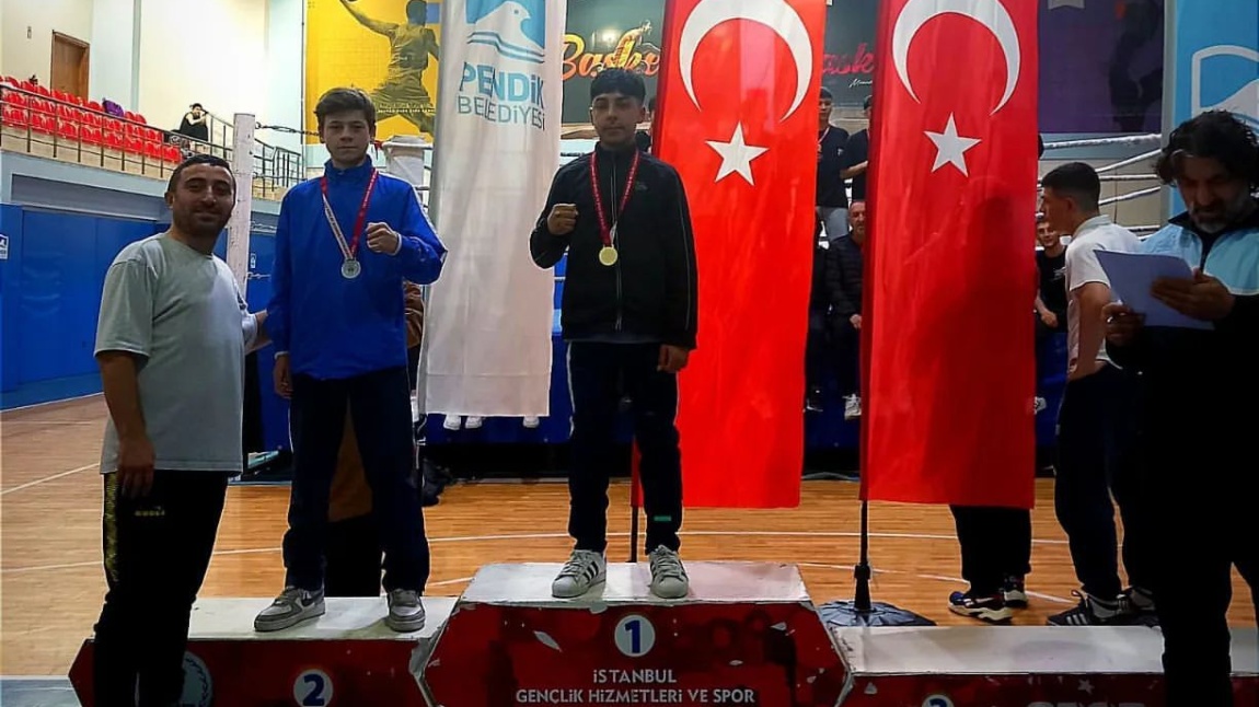 Okulumuz Muay Thai Sporcularından Burak Çümen ve Ali Şahin İstanbul Okullar Arası Şampiyonada Burak Çümen 54 kg'da Üçüncü, Ali Şahin 45 kg de İkinci Olmuştur.