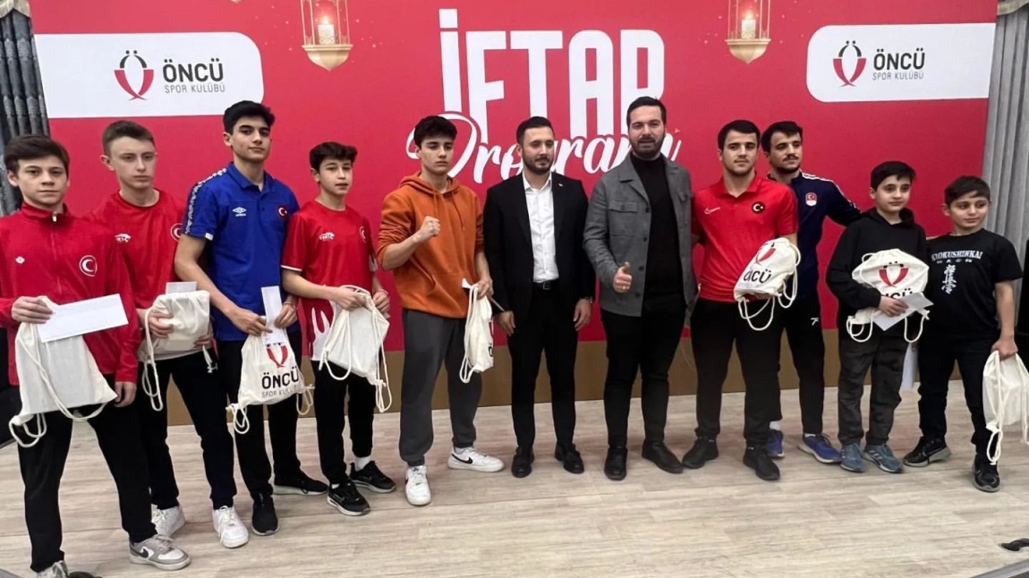 Öncü Spor Kulübünün düzenlediği geleneksel iftar programına Okulumuz Avrupa ve Türkiye Şampiyonu olan Milli Sporcularımız ile katılım sağladık.
